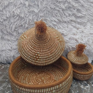 Set di cestini in fibra naturale marrone con coperchio – realizzati a mano in Marocco – stile boho con pompon – contenitore etnico – regalo ideale
