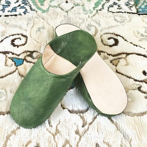Handmade Moroccan Babouche Slippers – Green | Soft Organic Leather & Sheepskin Mules | Comfortable Slip-On Shoes
