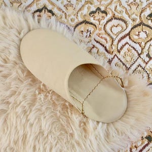 Handmade Moroccan Babouche Slippers – Desert Cream | Soft Organic Leather & Sheepskin Mules