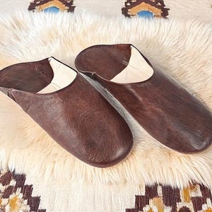 Handmade Moroccan Babouche Slippers – Date Brown | Soft Organic Leather & Sheepskin Mules