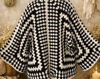 Übergroße Hexagon Crochet Cardigan: Schwarz und Weiß Boho Pullover