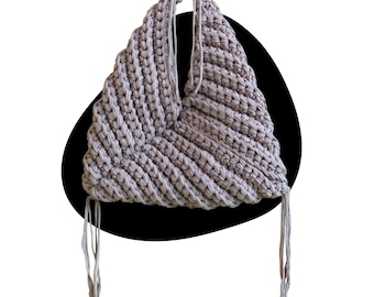 The TRIANGLE Tote Bag Crochet Pattern by LOOSENDS