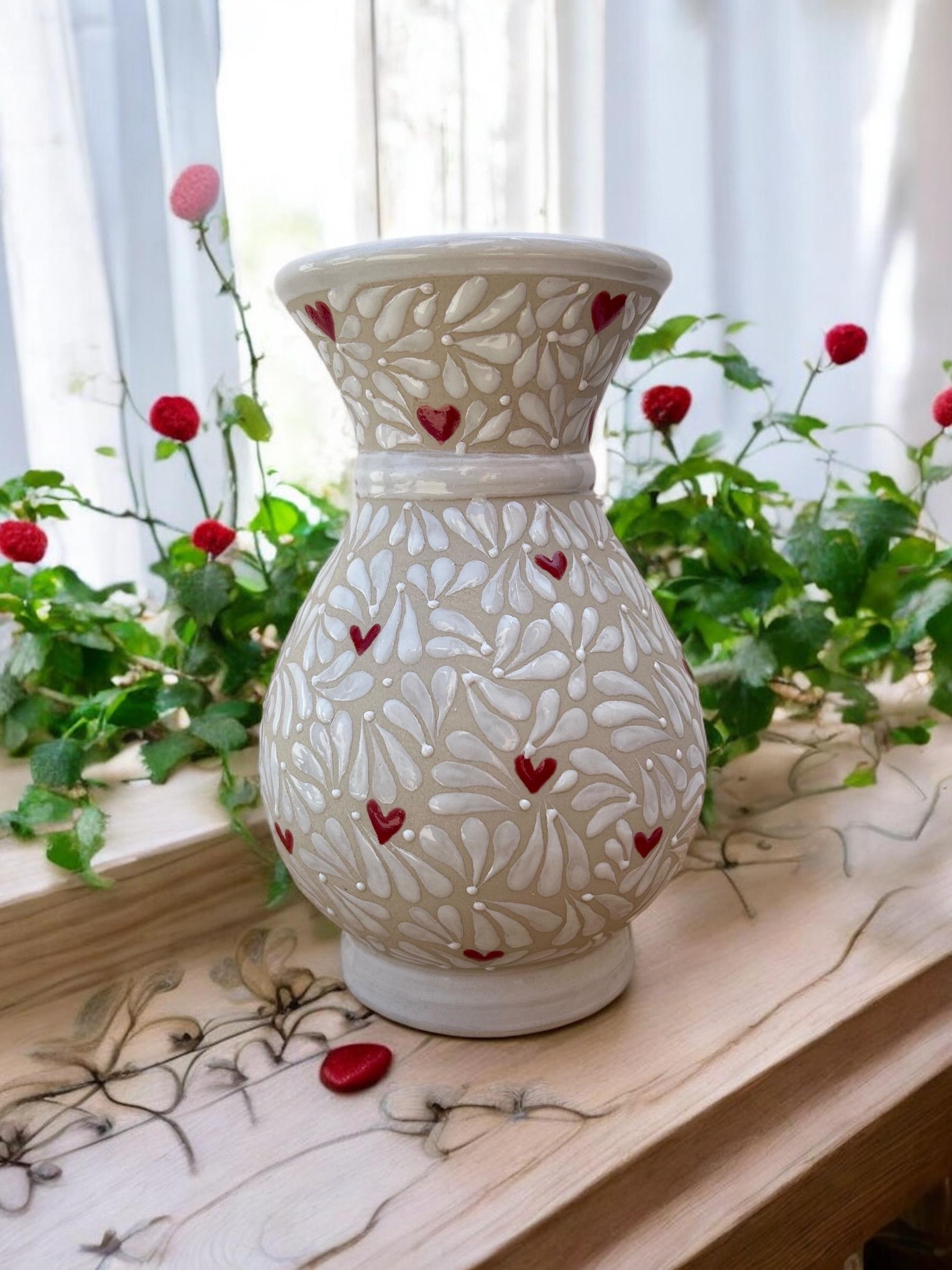 Lluvia de Corazón Rojo Vase, Artisan Vase, Handmade Vase, Rain of Hearts Vase,
