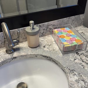 Servetthållare i akryl för gästhanddukar: Tydlig design, present till värdinnan