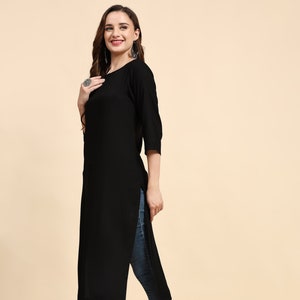 Frauen Schwarz Viskose Rayon Dreiviertelärmel Boot-Ausschnitt Gerade Kurti mit Seitentasche mit beiden Seitenschlitzen Bild 2