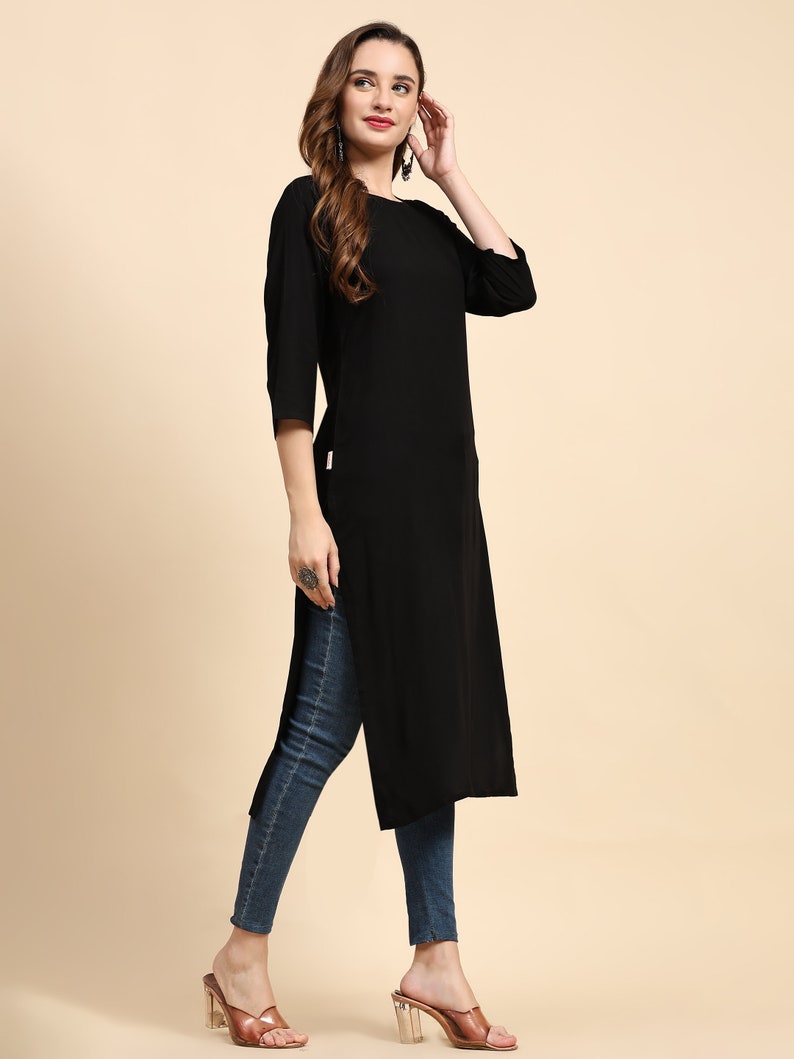 Frauen Schwarz Viskose Rayon Dreiviertelärmel Boot-Ausschnitt Gerade Kurti mit Seitentasche mit beiden Seitenschlitzen Bild 5