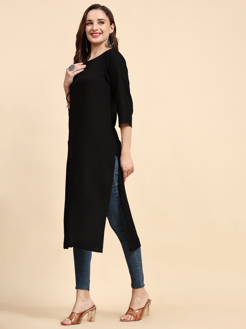 Frauen Schwarz Viskose Rayon Dreiviertelärmel Boot-Ausschnitt Gerade Kurti mit Seitentasche mit beiden Seitenschlitzen Bild 2