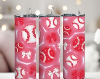 Puede incluir: Tres vasos de acero inoxidable de color rosa con un patrón de pelotas de béisbol rojas y lazos blancos.