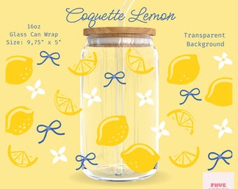 以下が含まれることがあります： 木製の蓋とストローが付いた透明なガラス缶ラップで、「Coquette Lemon」のデザインが特徴です。ラップは黄色のレモン、レモンスライス、青いリボン、白い花で飾られています。サイズ：24.77 cm x 12.7 cm。