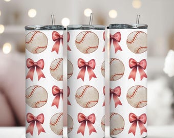 Puede incluir: Tres vasos de acero inoxidable blancos con un patrón de béisbol y lazo rojo. Cada vaso tiene una pajita plateada y un patrón repetido de pelotas de béisbol y lazos. Las pelotas son beige con costuras rojas y los lazos son de un rojo vibrante.