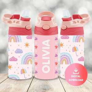 Op de afbeelding: Drie roze waterflessen met een regenboog-, zon-, wolken- en paraplu-ontwerp. De middelste fles heeft de naam Olivia erop.