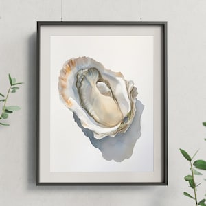Op de afbeelding: Een ingelijste print met een gedetailleerde aquarelillustratie van een geopende oesterschelp. Het kunstwerk toont het parelmoeren interieur en de getextureerde schelp van de oester, met zachte schaduwen die diepte toevoegen. De lijst is zwart.