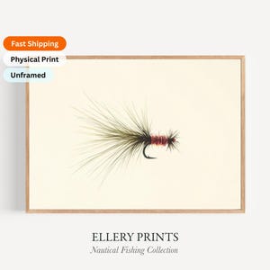 Könnte beinhalten: Nahaufnahme einer braunen und beigefarbenen Fliegenfisch-Köder mit roten Akzenten. Der Köder befindet sich auf einem weißen Hintergrund mit dem Text "ELLERY PRINTS Nautical Fishing Collection".