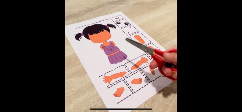 Puede incluir: Una actividad de mu&ntilde;eca de papel imprimible con una ni&ntilde;a de dibujos animados con cabello morado y un vestido morado. La mu&ntilde;eca se recorta y las partes se separan para que los ni&ntilde;os puedan ensamblarla. Las instrucciones dicen "Corta a lo largo de las l&iacute;neas y completa la mu&ntilde;eca."