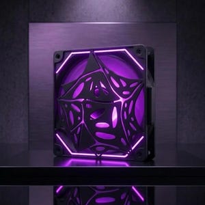 Peut inclure: Ventilateur d'ordinateur carré avec un cadre noir et un design géométrique complexe à l'avant. Le ventilateur brille d'une lumière violette vibrante, avec une lumière violette assortie soulignant le cadre. L'esthétique générale est moderne et futuriste.