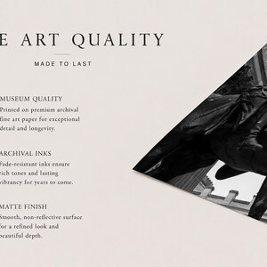 Op de afbeelding: Een zwart-wit afbeelding met de tekst "FINE ART QUALITY" en "MADE TO LAST". De afbeelding toont ook een standbeeld van een persoon op een paard. De tekst beschrijft de kwaliteit van de kunst: museumkwaliteit, archiefinkten en matte afwerking.