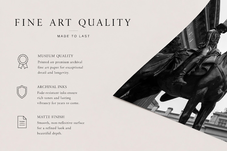 Op de afbeelding: Een zwart-wit afbeelding met de tekst "FINE ART QUALITY" en "MADE TO LAST". De afbeelding toont ook een standbeeld van een persoon op een paard. De tekst beschrijft de kwaliteit van de kunst: museumkwaliteit, archiefinkten en matte afwerking.