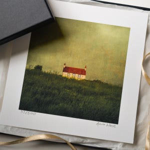 Red Roof Cottage-print, Limited Edition muurkunst, housewarmingcadeau