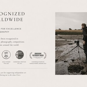 Op de afbeelding: Een foto van een fotograaf met een camera op een statief in een natuurlijke omgeving. De afbeelding bevat de tekst "Wereldwijd erkend" en "Bekroond voor uitmuntendheid in fotografie", samen met onderscheidingslogo's en tekst.