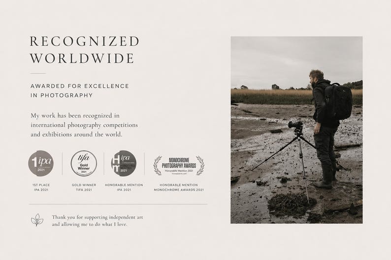 Op de afbeelding: Een foto van een fotograaf met een camera op een statief in een natuurlijke omgeving. De afbeelding bevat de tekst "Wereldwijd erkend" en "Bekroond voor uitmuntendheid in fotografie", samen met onderscheidingslogo's en tekst.