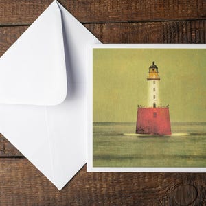 Tarjeta cuadrada con faro náutico rojo: una obra de arte inspiradora para cualquier ocasión.