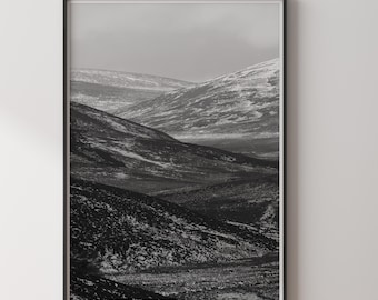 Impressão minimalista da natureza das Terras Altas da Escócia – Fotografia de montanha em preto e branco