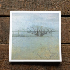 Carte de voeux Pont du Forth - Photographie bleu minimaliste - Monument d'art écossais - Fait main au Royaume-Uni