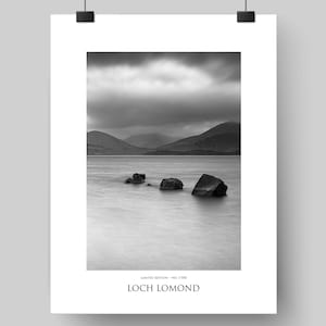 Loch Lomond Serenity Fine Art Druck - Wunderschöner schottischer See Fotografie, Schwarz-Weiße Natur Minimalistisches Raumdekor, Limitierte Edition