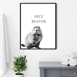 Op de afbeelding: Zwart-witte print van een prairiehond met de tekst "NICE BEAVER" erboven.