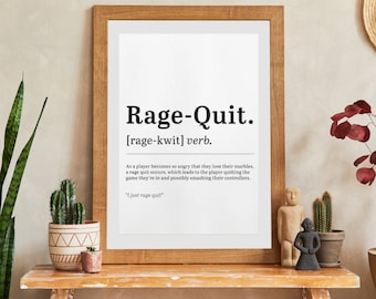 Puede incluir: Una impresión enmarcada con fondo blanco y texto negro que define el término "Rage-Quit" como un verbo. La definición explica que un rage quit ocurre cuando un jugador se enoja tanto que abandona el juego y posiblemente rompe sus mandos. El texto incluye la frase "Acabo de rage quit."