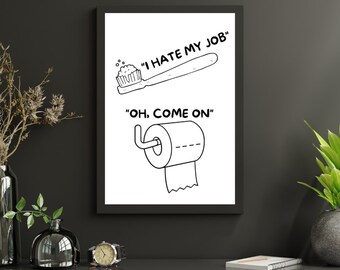 Puede incluir: Impresión enmarcada en negro con un diseño de dibujos animados humorístico. Presenta un cepillo de dientes con el texto "I HATE MY JOB" y un rollo de papel higiénico con el texto "OH, COME ON". La obra de arte es en blanco y negro.