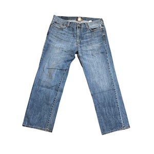 Peut inclure: Jean en denim bleu clair avec une conception classique à cinq poches. Le jean a une coupe droite et un délavage décoloré, lui donnant un aspect usé. Le jean est fait d'un matériau en denim durable.