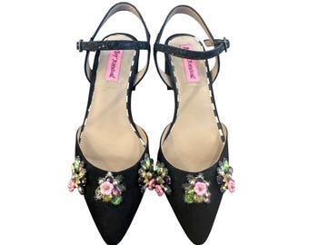 Zapatos vintage Betsey Johnson con puntera en punta y adornos florales para mujer, talla 6 M, negros y multicolores