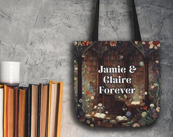 Op de afbeelding: Tote bag met een gedetailleerde illustratie van een bibliotheekinterieur met de tekst "Jamie & Claire Forever". Het ontwerp bevat boekenplanken, bloemen en open boeken. De tas heeft zwarte handvatten.