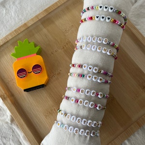Pulsera de la amistad personalizada con cuentas efecto nacarado y mensaje