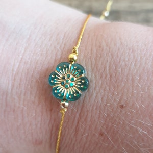 Women&#39;s minimalist turquoise and gold flower bracelet