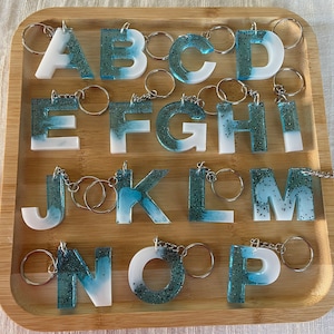 Llavero de letras en resina epoxi.