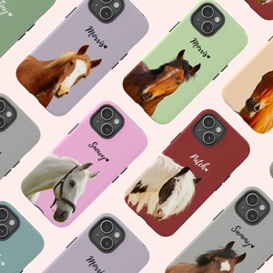 Pu&ograve; includere: Dieci custodie per telefono diverse con disegni di cavalli. Ogni custodia presenta una razza di cavallo diversa e un nome sul retro. Le custodie sono di diversi colori, tra cui rosa, verde, rosso e grigio.