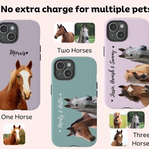 Pu&ograve; includere: Tre custodie per telefono con diversi design che presentano cavalli. Le custodie sono rosa, azzurro e viola. Il testo sulle custodie recita "Morris", "Monty & Hattie" e "Jessie, Hamish & Sammy".