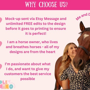 Pu&ograve; includere: Una donna con un cavallo marrone di nome Domino. Il testo dice "PERCH&Eacute; SCEGLIERE NOI?" e elenca i motivi per scegliere il venditore, tra cui modifiche illimitate gratuite ai design prima della stampa. Il testo dice anche "Sono una proprietaria di cavalli, vivo e respiro cavalli - tutti i miei design vengono dal cuore." e "Sono appassionata di quello che faccio, e voglio offrire ai miei clienti il miglior servizio possibile."