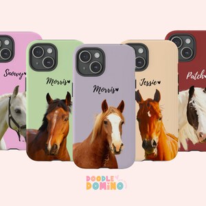 Pu&ograve; includere: Cinque custodie per telefono diverse con immagini di cavalli e nomi. Le custodie sono rosa, verde, viola, beige e rosso. I nomi sulle custodie sono Snowy, Morris, Jessie e Patch.