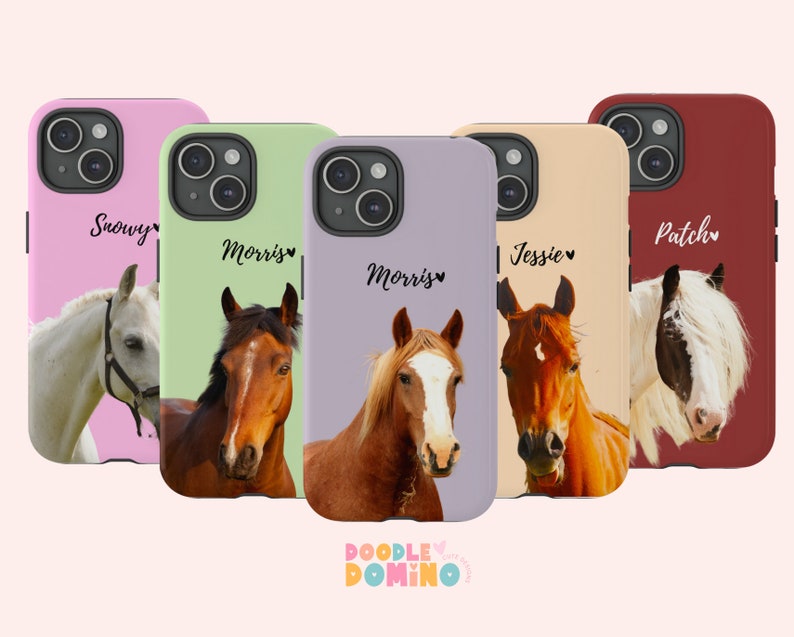 Pu&ograve; includere: Cinque custodie per telefono diverse con immagini di cavalli e nomi. Le custodie sono rosa, verde, viola, beige e rosso. I nomi sulle custodie sono Snowy, Morris, Jessie e Patch.