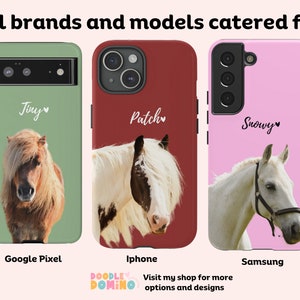 Pu&ograve; includere: Tre custodie per telefono personalizzate con diverse razze di cavalli. Le custodie sono verde, rossa e rosa. Il testo sulle custodie recita "Jiny", "Patch" e "Snowy".
