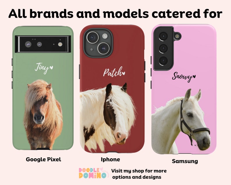 Pu&ograve; includere: Tre custodie per telefono personalizzate con diverse razze di cavalli. Le custodie sono verde, rossa e rosa. Il testo sulle custodie recita "Jiny", "Patch" e "Snowy".