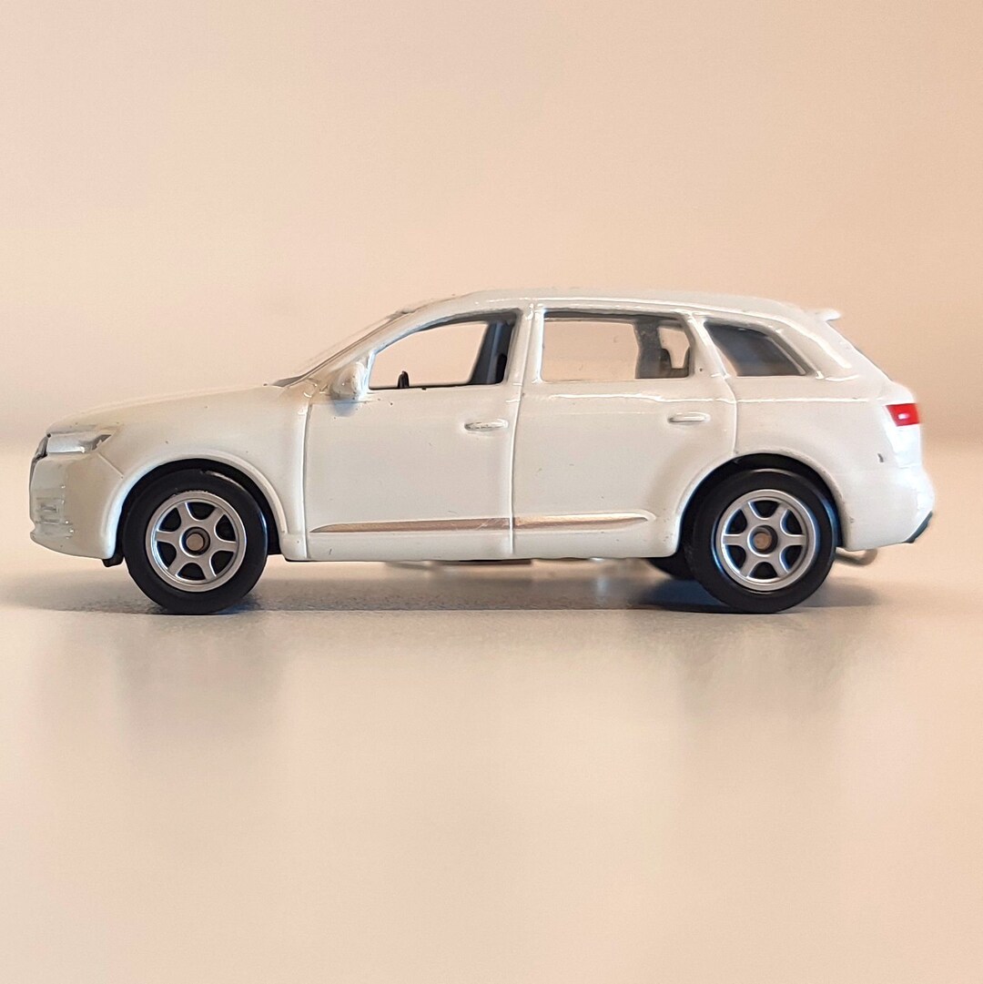 Diecast Car Audi Q7 Keychain Toy Car Keychain Accessories Gift for Car Enthusiasts Audi Mini Car