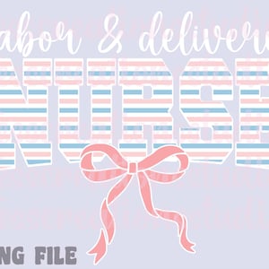 以下が含まれることがあります： 黒い持ち手と「But First, Coffee」のテキストが黒い太字で書かれた白いセラミックマグ。マグカップはぼやけた背景に置かれており、居心地の良い環境を示唆しています。