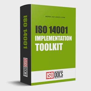 Op de afbeelding: Een groene en witte doos met de tekst "ISO 14001 Implementation Toolkit". De doos heeft een zwarte rug met de tekst "ISO 14001" en het "ISO DOCS" logo. De website www.iso-docs.com is ook zichtbaar.