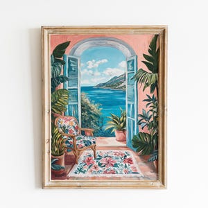 Puede incluir: Una pintura enmarcada de una habitación con una puerta abierta que conduce a una vista del océano. La habitación está decorada con plantas y una silla con estampado floral. El océano es azul y el cielo es azul claro con nubes blancas.