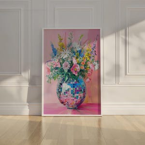 Impresión maximalista ecléctica de jarrón con flores silvestres y bola de discoteca, póster de arte moderno, arte independiente, arte mural retro divertido, descarga digital, impresión colorida