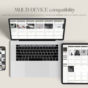 Op de afbeelding: Een laptop, tablet en smartphone waarop een kalender-app wordt weergegeven met een rasterindeling. De app is ontworpen voor planning en scheduling, met meerdere secties voor verschillende taken en evenementen. De apparaten bevinden zich op een lichtbeige oppervlak.